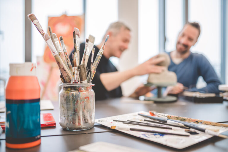Nahaufnahme von Pinseln und Stiften in der Kunsttherapie