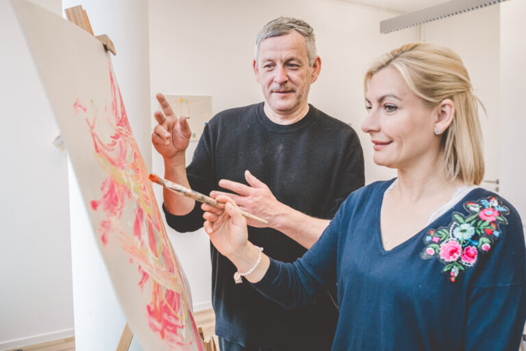 Kunsttherapie mit Herrn Brang, zeichnen auf Leinwand.