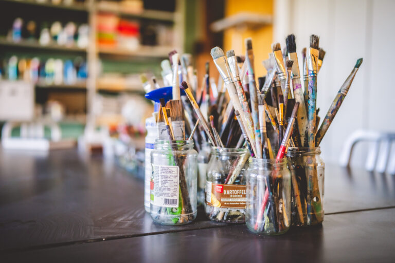 Nahaufnahme, Kunsttherapie, verschiedene Pinsel in Gläsern.