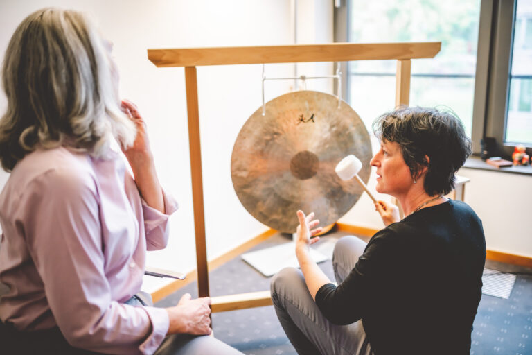 Musiktherapie Frau Thüringer Klangschale Patient