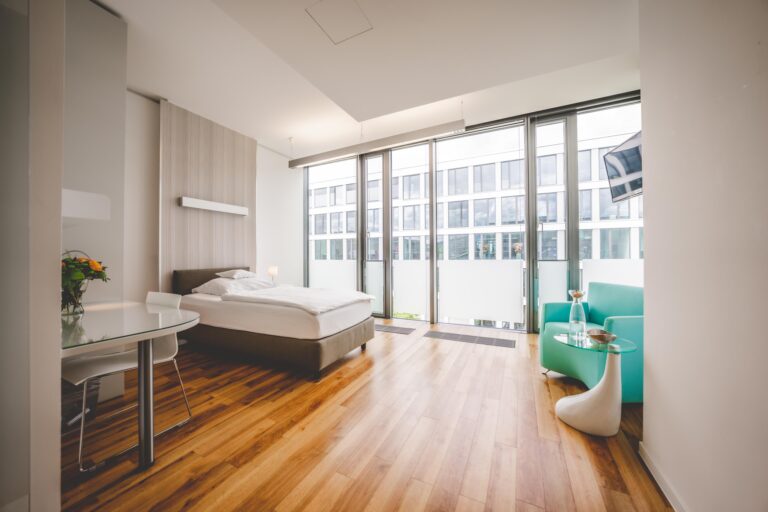 Helles und modernes Patientenzimmer in der BetaGenese Klinik.
