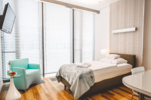 Helles und modernes Patientenzimmer in der BetaGenese Klinik.
