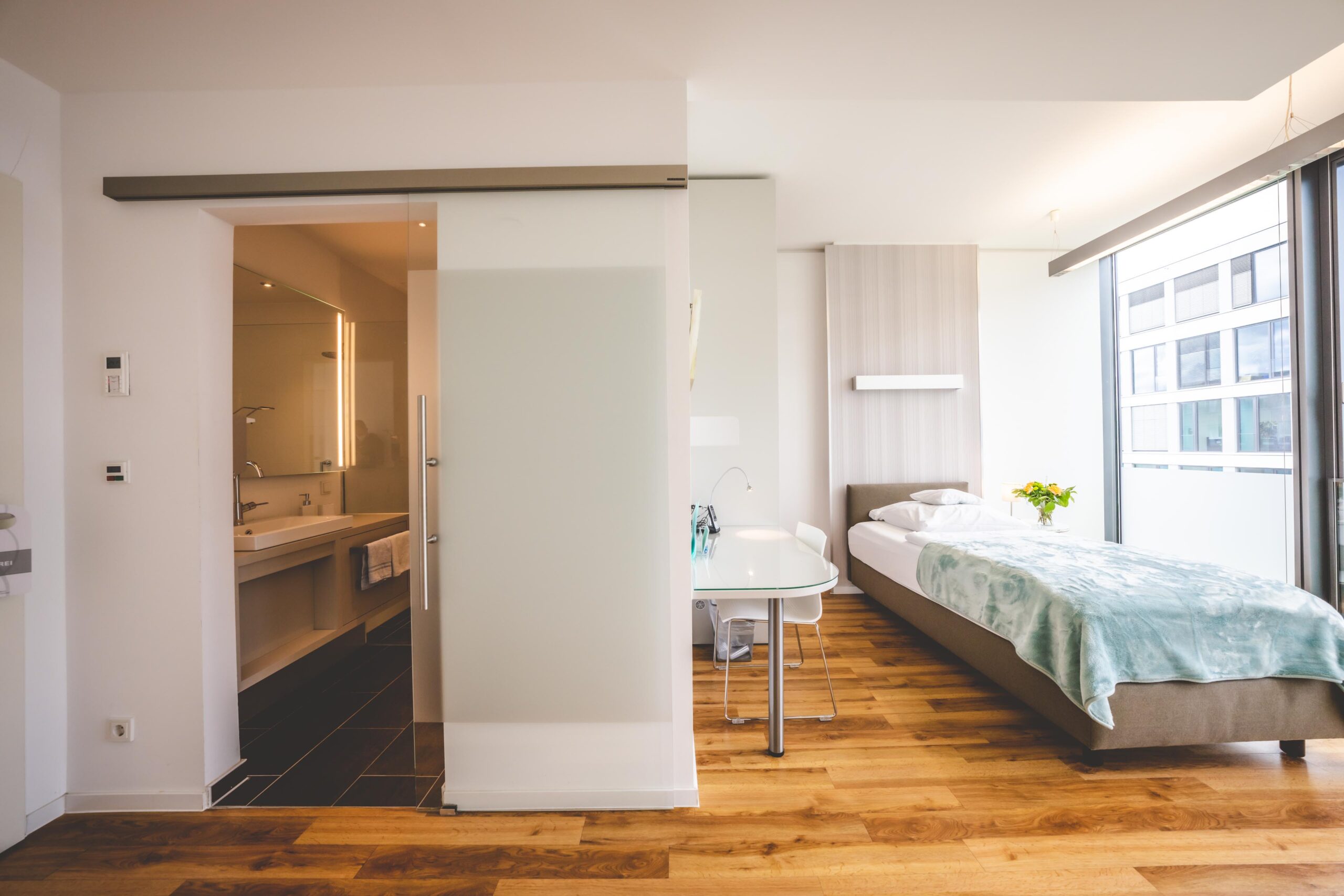 Modernes und helles Patientenzimmer mit Badezimmer