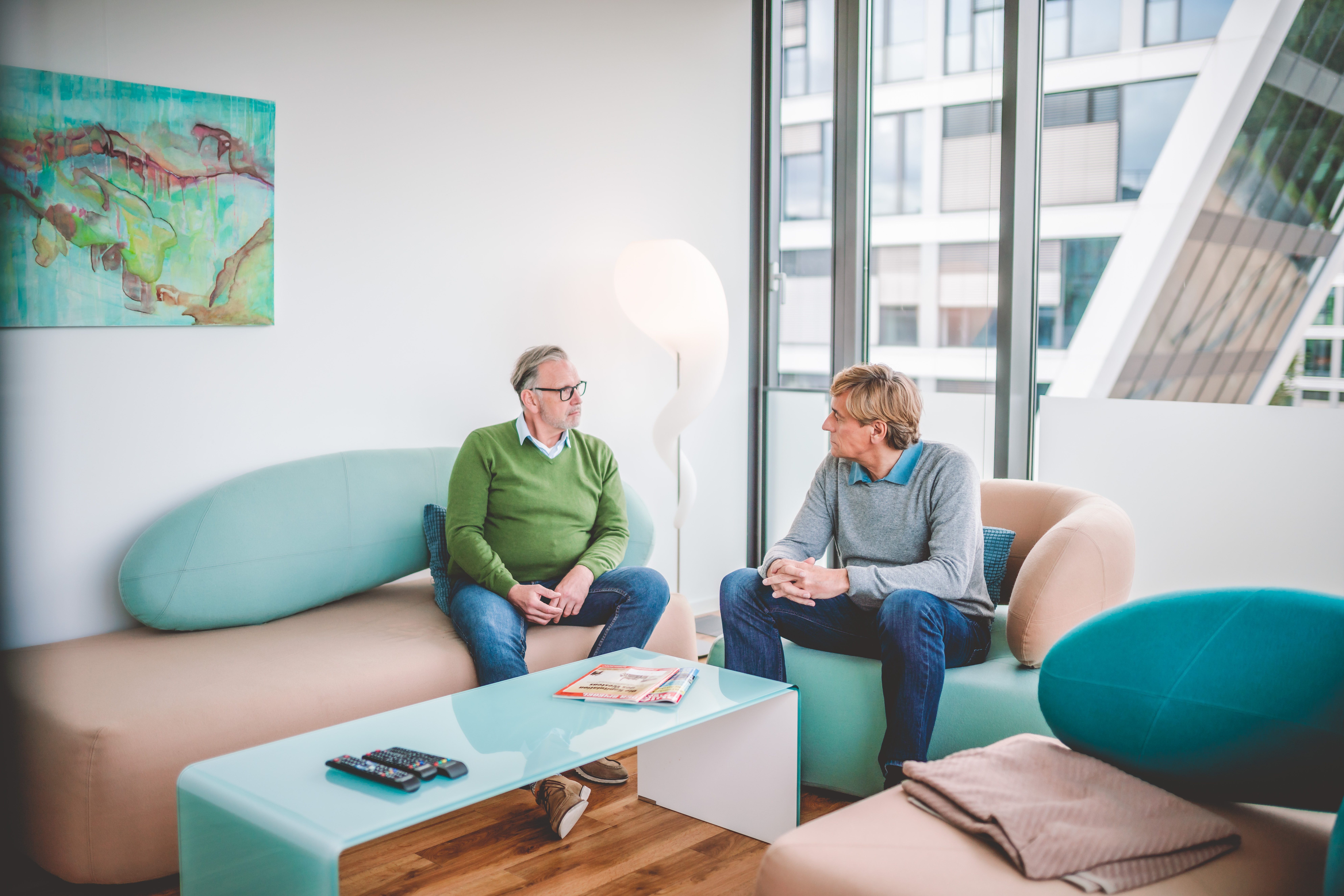 Zwei Patienten unterhalten sich in Wartezimmer