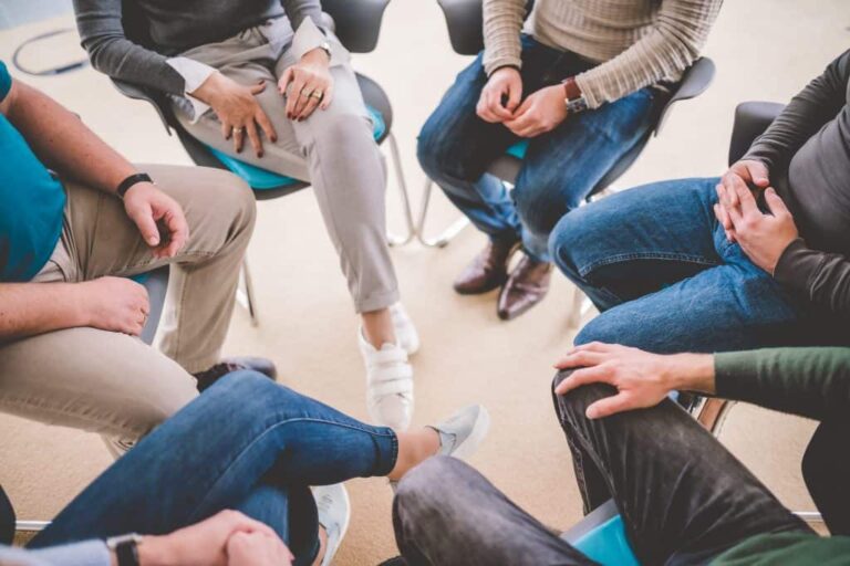 Nahaufnahme eines Sitzkreis, Beine von Gruppentherapie Patienten.