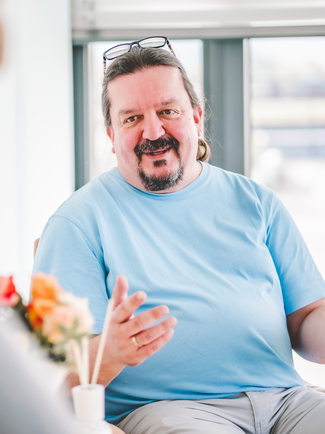 Nahaufnahme von Chefarzt Herr Dr. Carsten Albrecht während eines Gespräches.